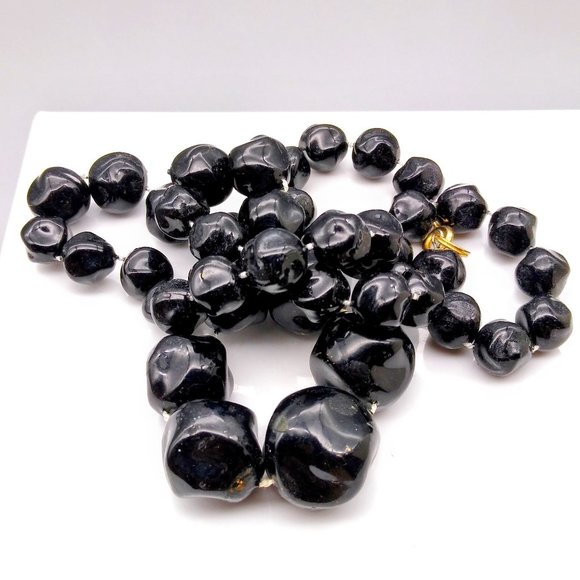Chic Vintage Black Beaded Necklace, Early Plastic Basic Retro Graduated Strand - Picture 3 of 4